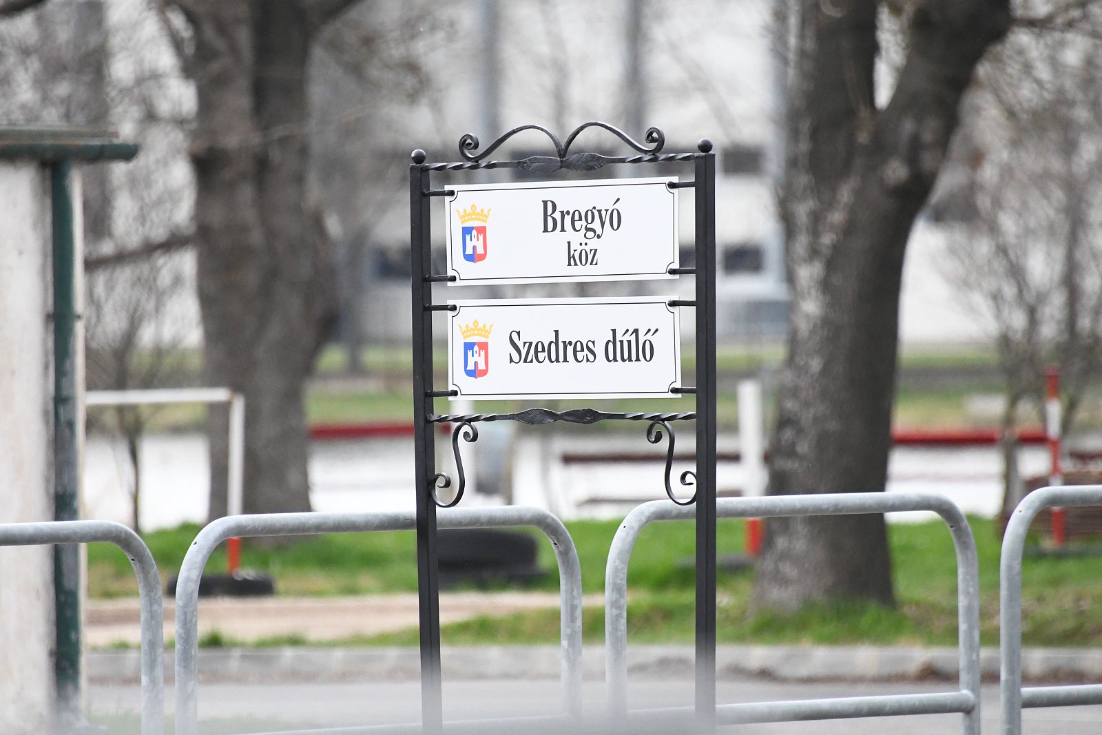 Új és egységes utcanév táblák a Szedreskertben